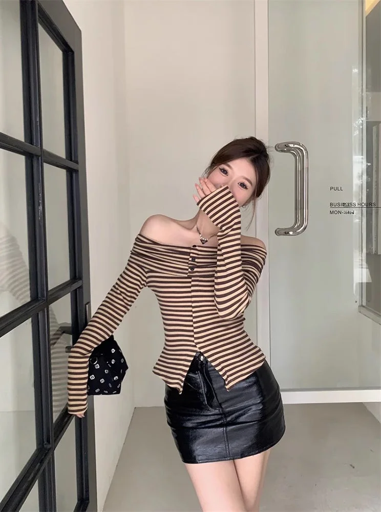 قميص نسائي محبوك بأكمام قصيرة وتصميم ضيق، بلوزة عصرية مخططة بكتف واحد وأكمام طويلة للخريف #1