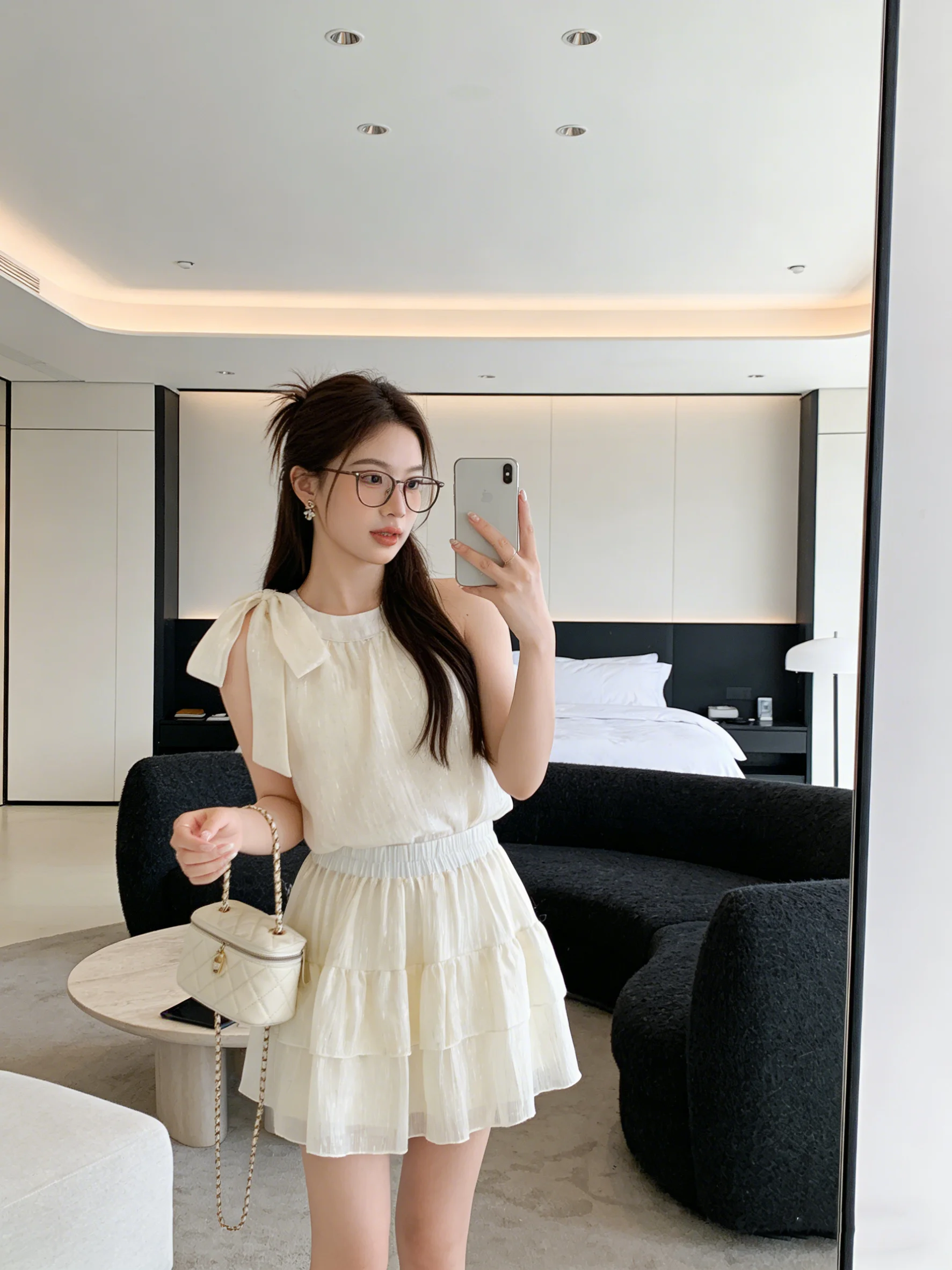 

Корейский стиль: новый летний комплект из двух предметов для женщин – укороченный топ без рукавов с завязками на шее и дышащая юбка-кейк.