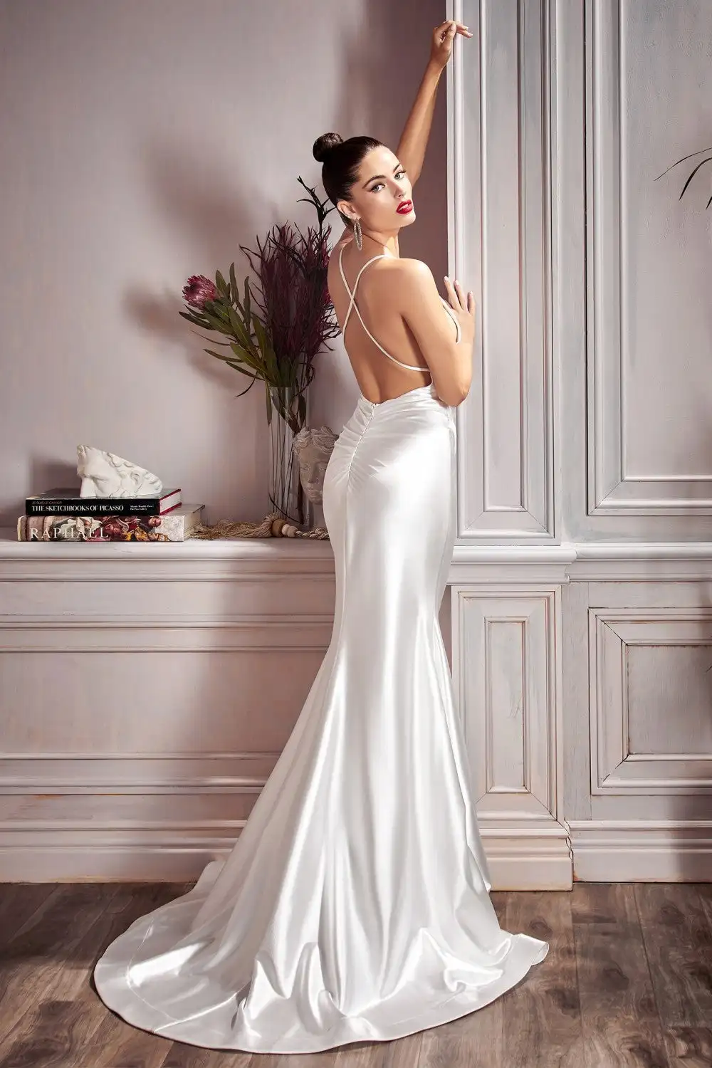 Satin Spaghetti Straps Wedding Dresses Elegant V-neck Sleeveless Backless Formal Evening Gowns Pleats Mermaid Bridal Gowns