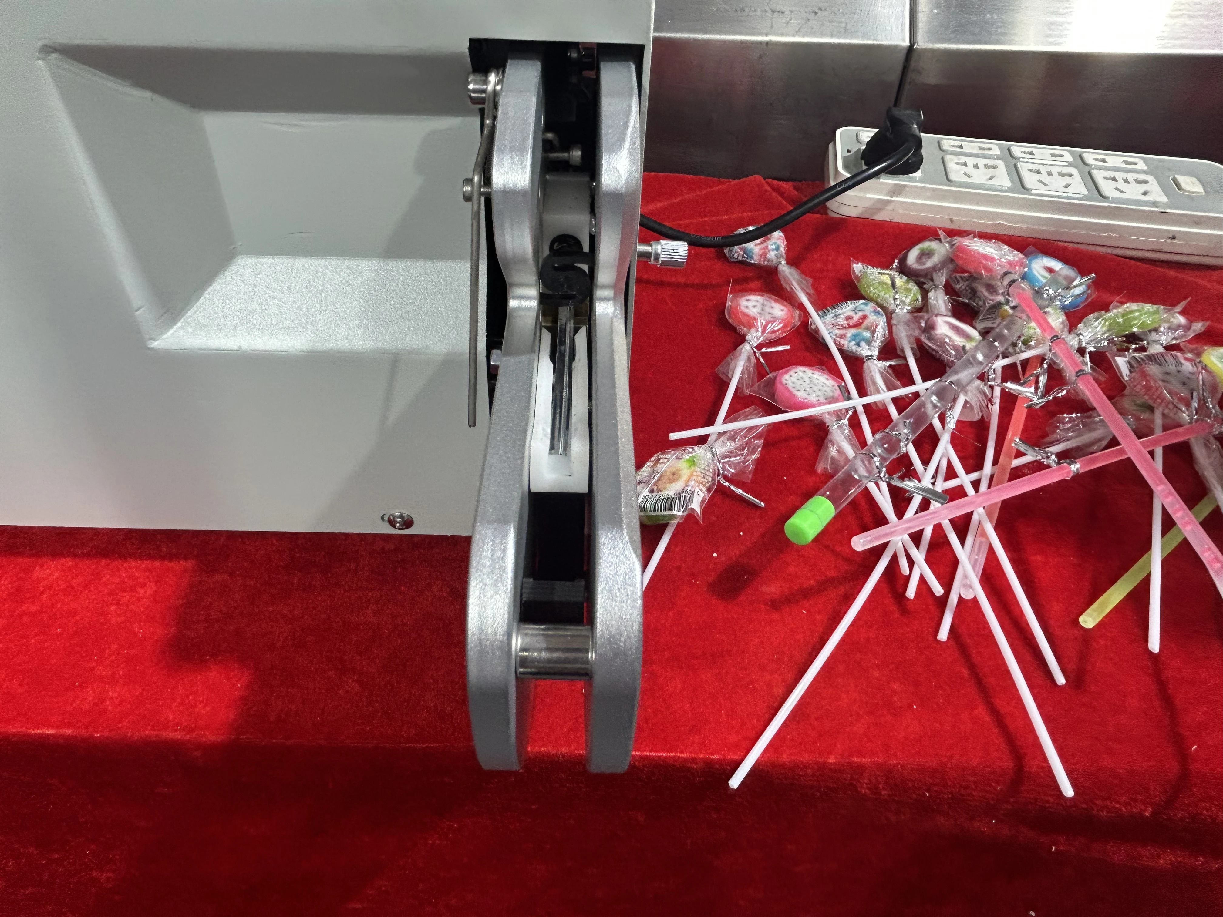Semi-automatic steel wire binding machine, lollipop candy kink belt, vegetable and fruit binding machine