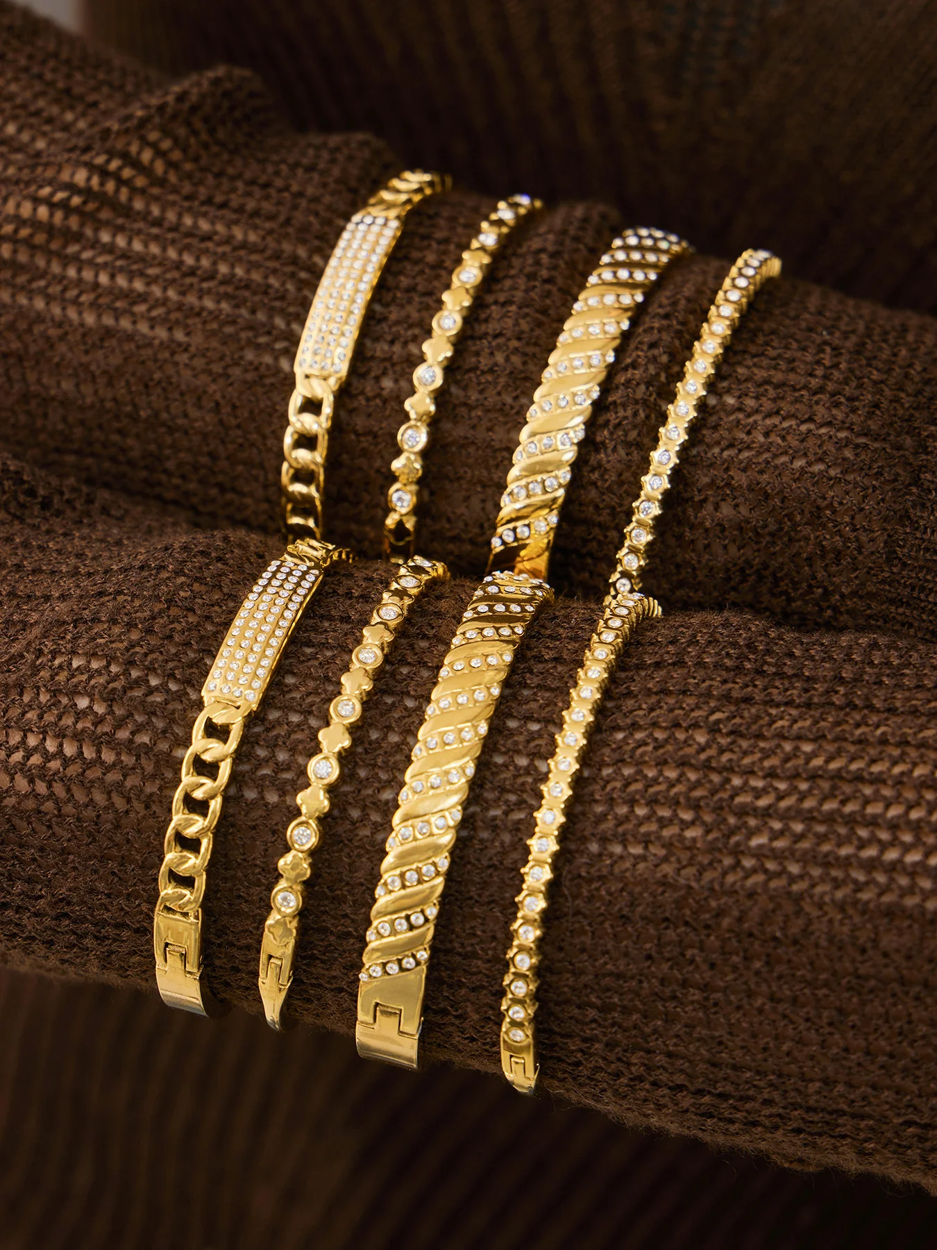 Zierliche CZ Kubikzirkonia Armreifen Edelstahl-Armreifen für Frauen 18k Vergoldete Armreifen mit Mehrfach-Zirkon-Einlage – Detail 2