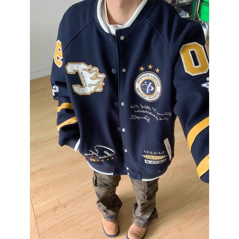

Мужская бейсбольная куртка большого размера, осенне-зимняя толстая вышивка, свободная посадка в стиле хип-хоп, повседневная куртка для всего веса до 2...