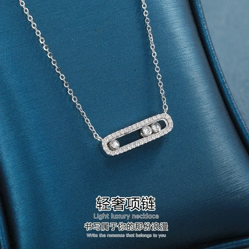 La collana in acciaio al titanio con graffetta in zirconio exude un fascino di lusso leggero, di fascia alta e semplicità