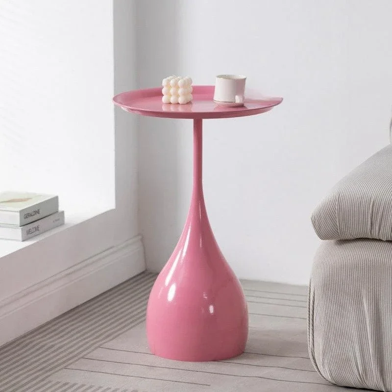 Een paar minimalistische lichte luxe nachtkastjes bij de bank, kleine ronde tafel, woonkamer in Scandinavische stijl, mini kleine salontafel