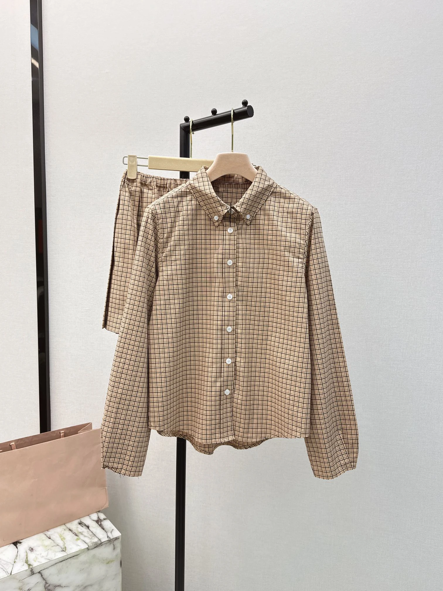 

Shirt Lapel single-breasted design Fashion temperament Slim and thin Soft and comfortable Casual 2024 women's new hot