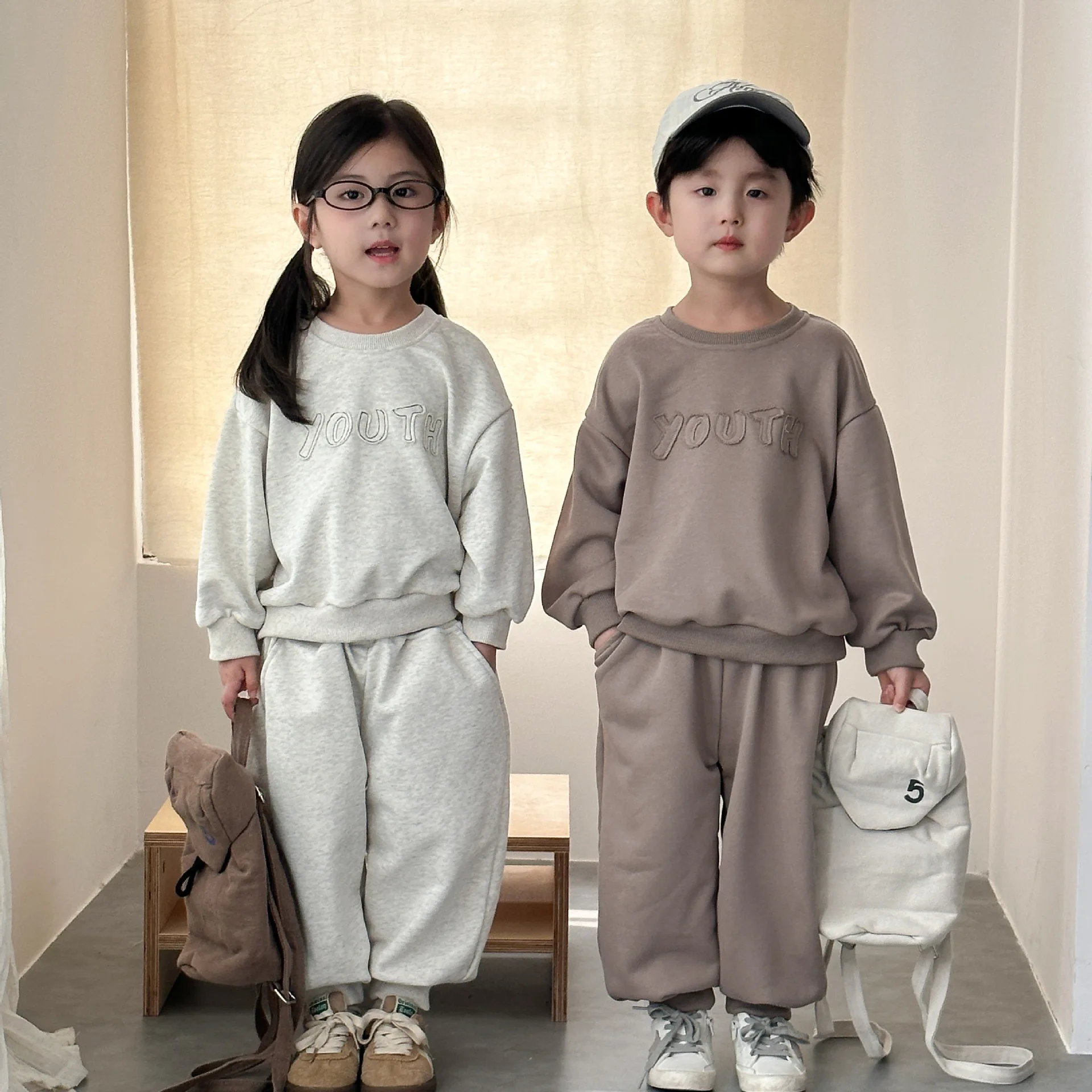 

2025 Осенний новый детский комплект одежды с длинными рукавами для мальчиков и девочек, свитшот с буквенным принтом + брюки, костюм из 2 предметов, детская повседневная спортивная одежда