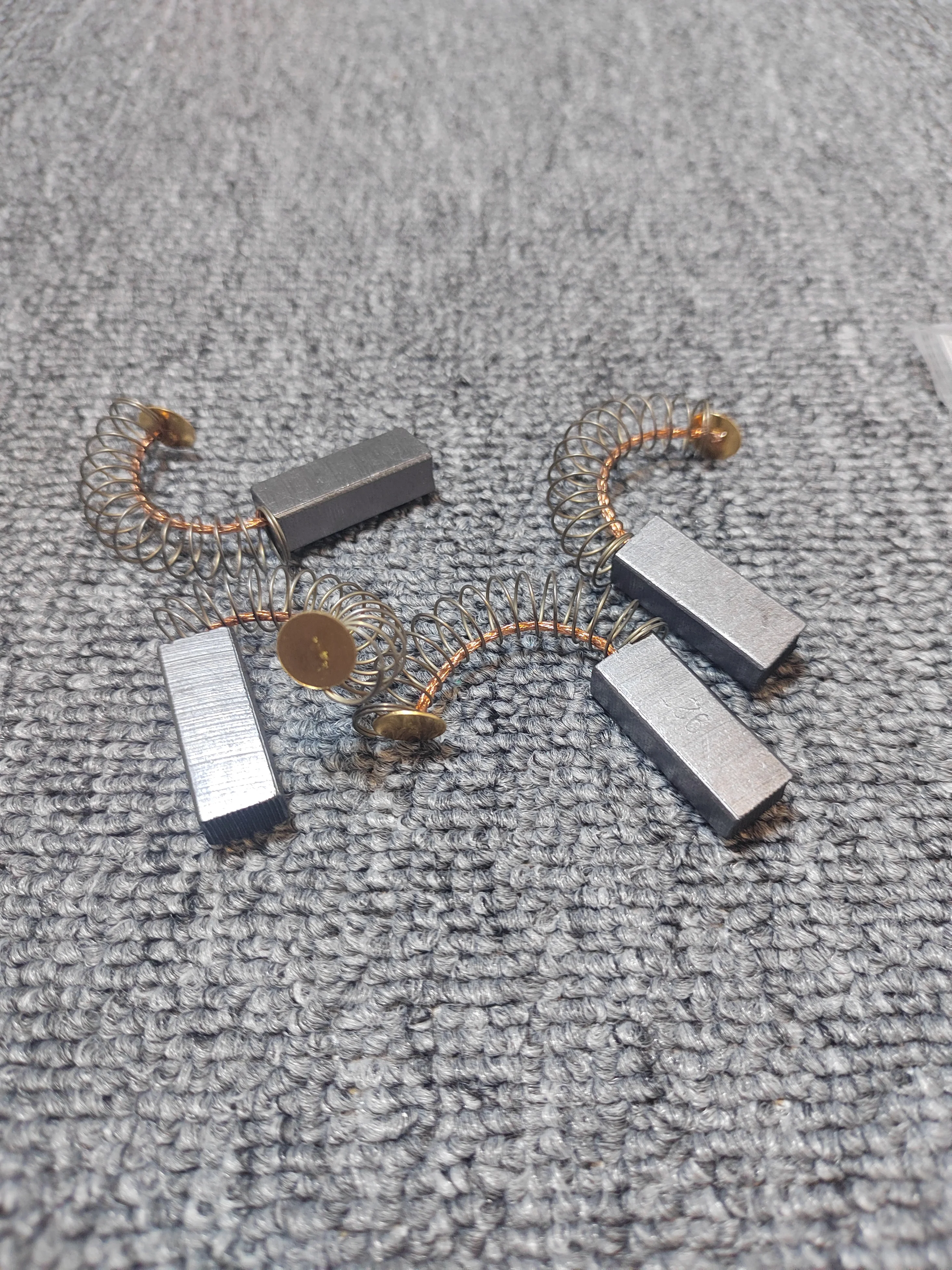 

10 шт. угольные щетки для вакуумного двигателя 8*11*28 24В для поломоечных машин, 8X11X28ММ