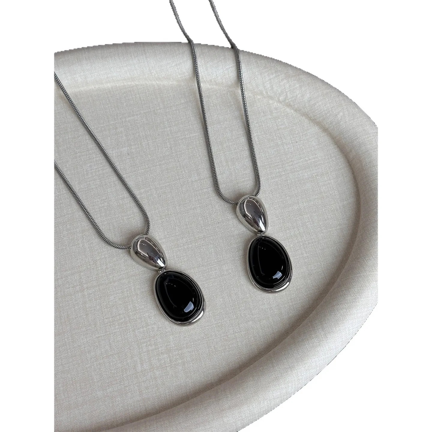 مجوهرات الأزياء خمر قلادة سوداء عظم الثعبان قلادة طويلة ، المرأة سترة سلسلة 2025 الاتجاه الجديد هدايا الحفلات