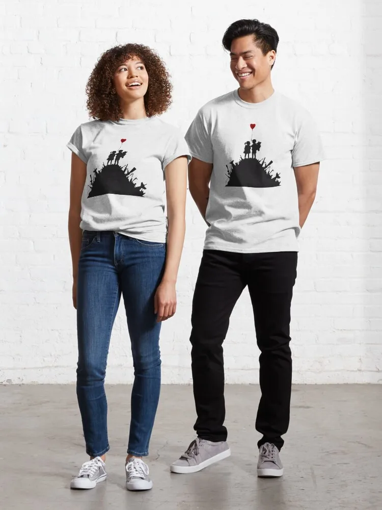 Banksy graffiti niños niño y niña con globo de corazón en una pila de armas Arte para niños, solo una plataforma HD Classic T-Shirt