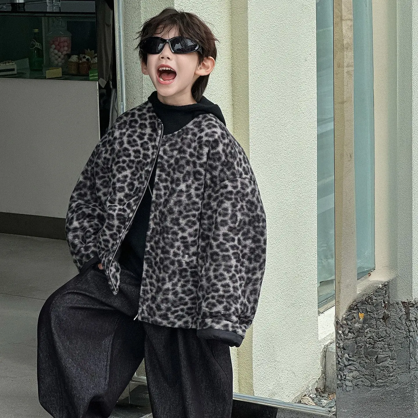 ملابس أطفال عصرية غير رسمية دافئة مبطنة بالقطن لخريف وشتاء 2025 سترة جديدة للأولاد سميكة مخصصة بطبعة الفهد