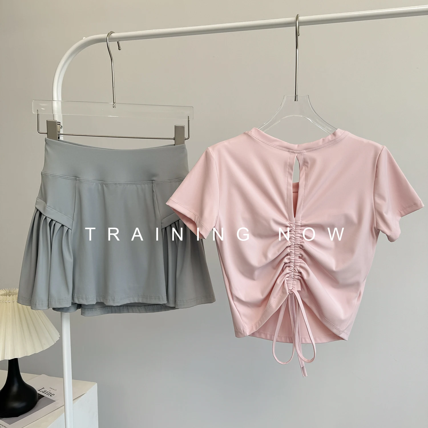 بدلة لياقة بدنية راقية لتنس الريشة للنساء في الصيف، مثيرة وجميلة لليوجا بأكمام قصيرة ورياضات الجري الجميلة #5