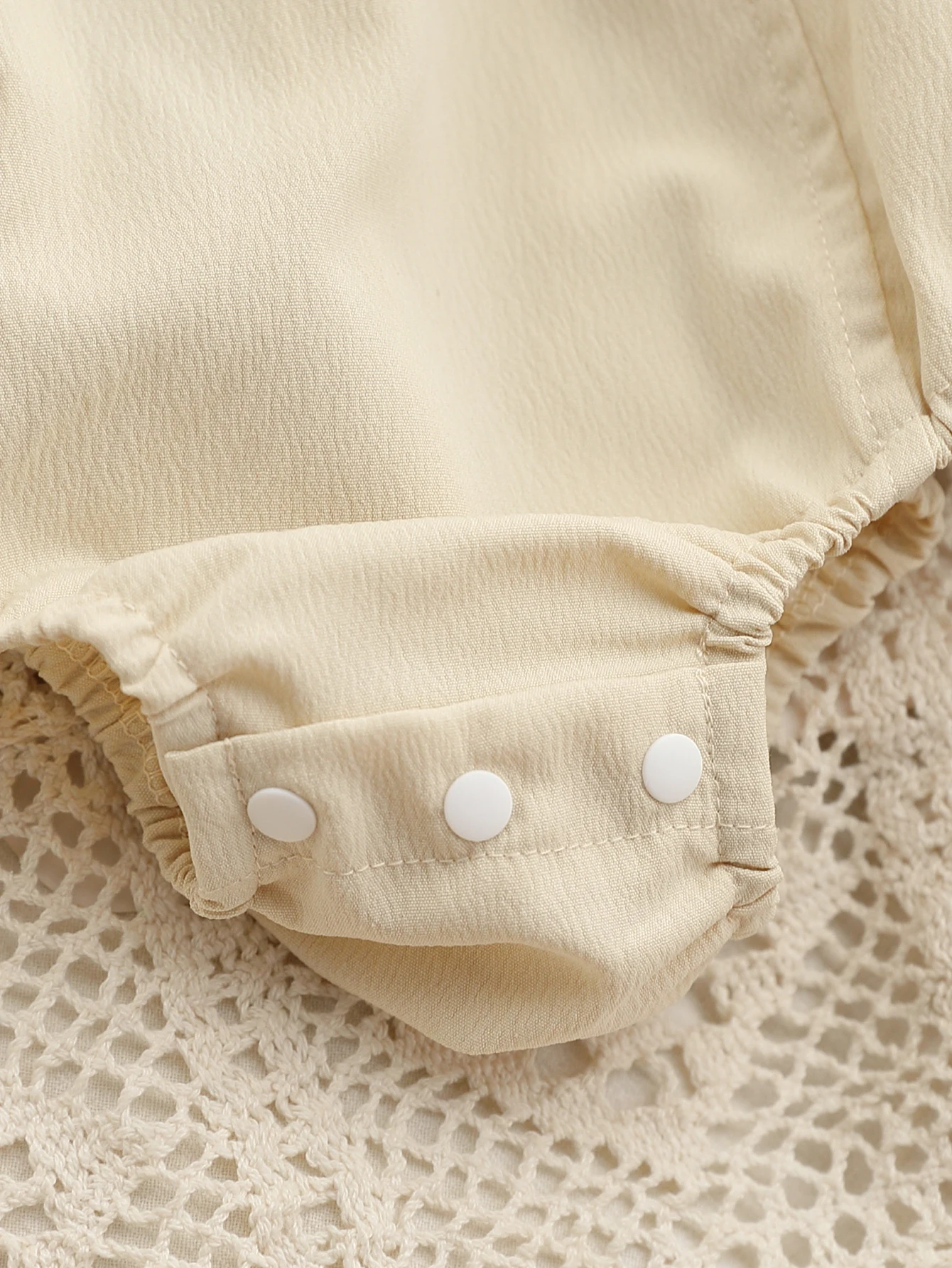 Sommer-Body für Babymädchen, ärmellos, einteilig, aus gewebtem Stoff mit kleiner Blumenstickerei und 3D-Schleifendekor, Träger-Strampler – Detail 7