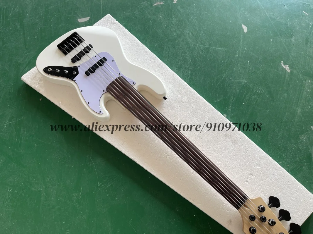 

Матовый белый бас, 6-струнный бас, черный фиксированный мост, безладовая накладка грифа, белая плата звукоснимателя, настраиваемая