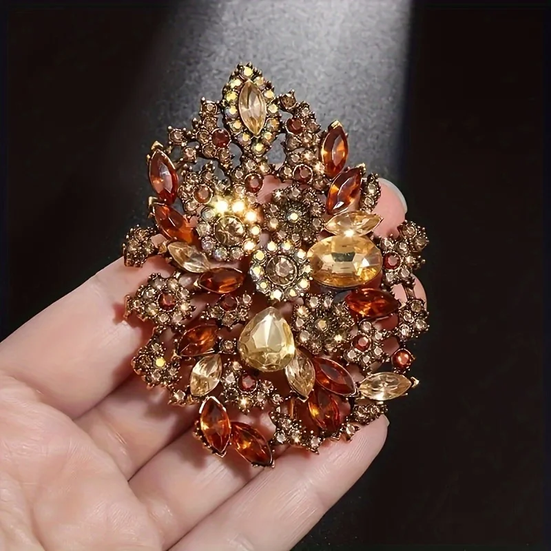 Luxury Designer Mens Funky Crystal Brooches Pins Women Lady Elegant Flower Brooch Shiny Boutique Badges for Weddings Banquets