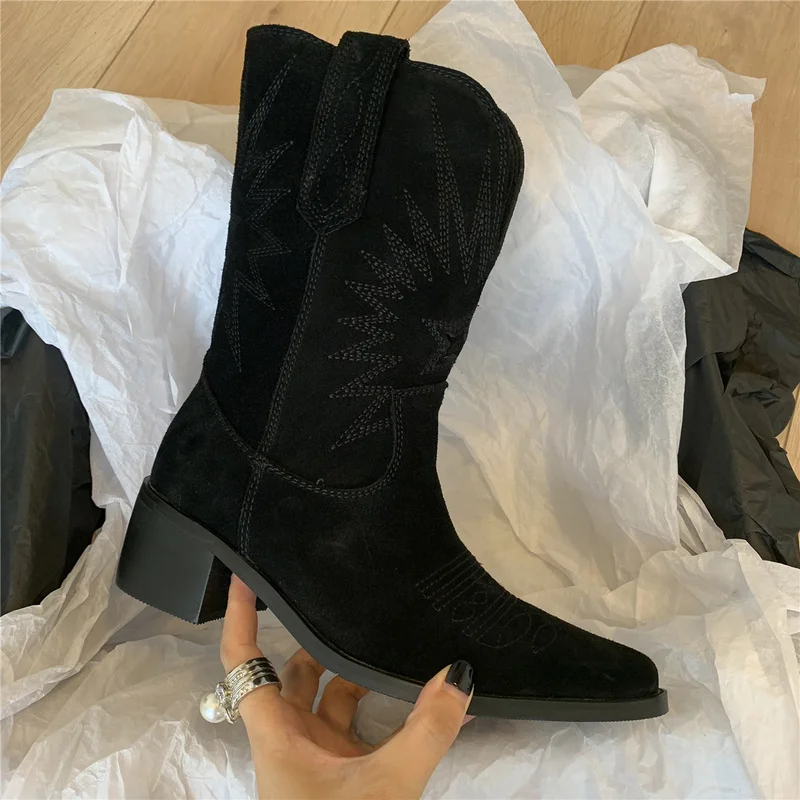 Botas vaqueras occidentales para mujer, zapatos de punta estrecha, gamuza en relieve, tacón grueso de media pantorrilla, novedad de 2022