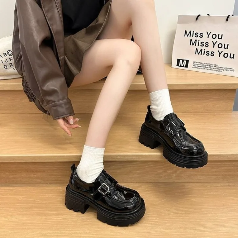 Damen Mary Jane Schuhe aus Lackleder mit Einzelner Metallschnalle, Runder Zehenbereich, Blockabsatz, Plateau, Gothic Schwarz, Freizeitschuhe – Detail 5