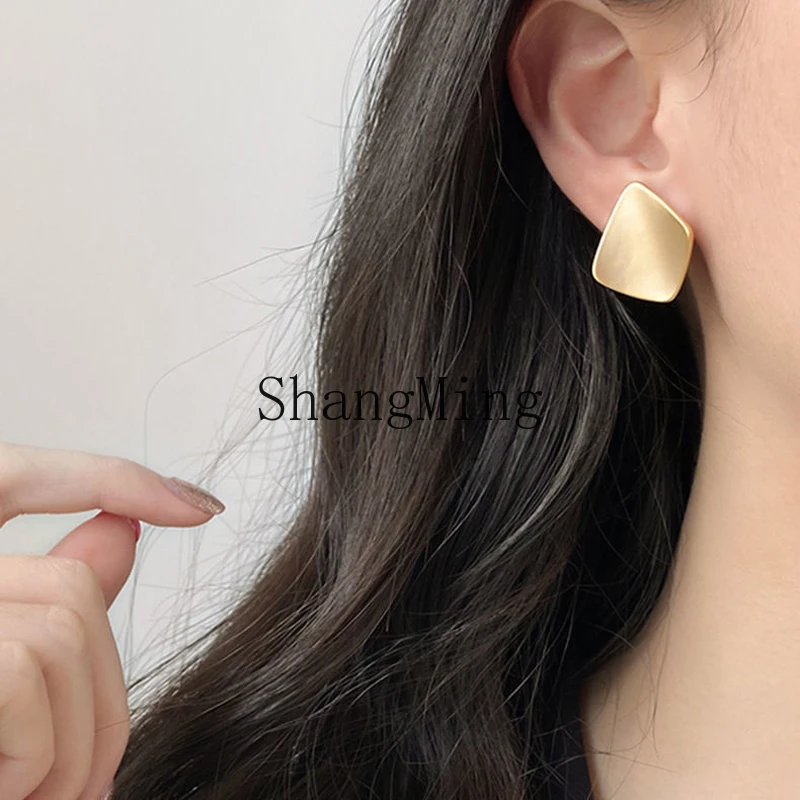 CL gold stud earrings, temperament, advanced atmosphere, small face, high-end exaggerated square earrings, new popular models
