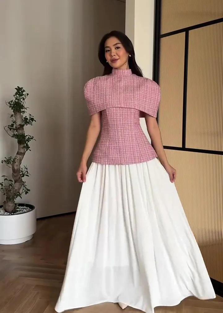 

Женский твидовый комплект из 3 предметов: элегантный топ-бюстье с высоким воротом и накидкой, облегающий топ-бюстье, длинная юбка с высокой талией – идеальный наряд для торжественных мероприятий