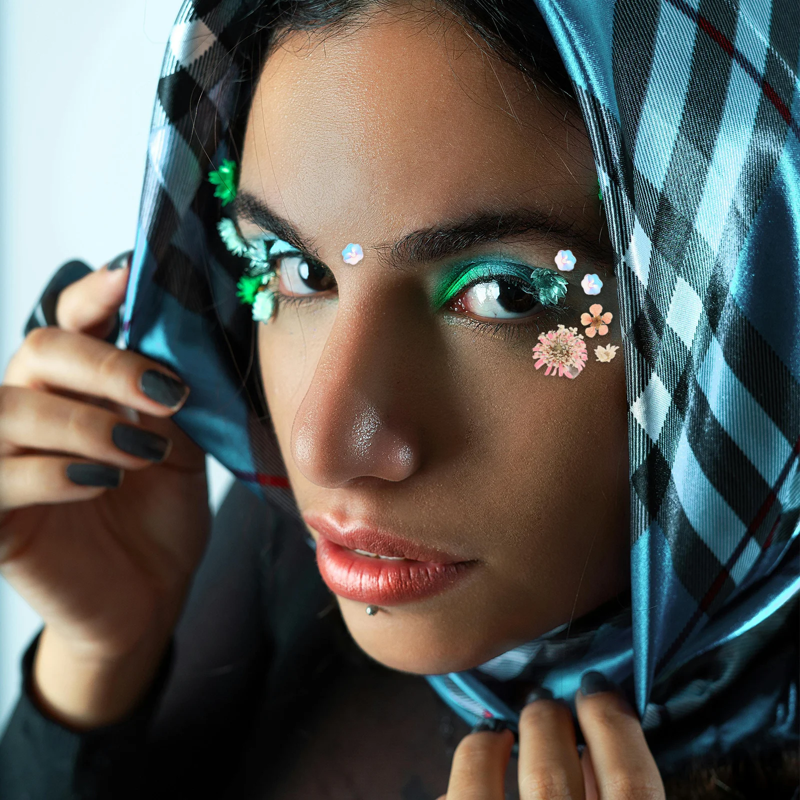 Atemberaubender Gesichtsschmuck mit getrockneten Blumen für Braut-Make-up-Bühnenauftritte und Fotoshootings, Maniküre-Juwel in verschiedenen Stilen