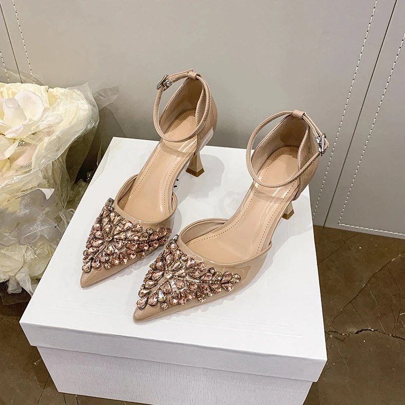 أحذية نسائية جديدة للربيع/الصيف بكعب عالٍ: عصرية بمقدمة مدببة، مقدمة مغلقة، صنادل/مضخات بحزام واحد مع جوانب مفتوحة.