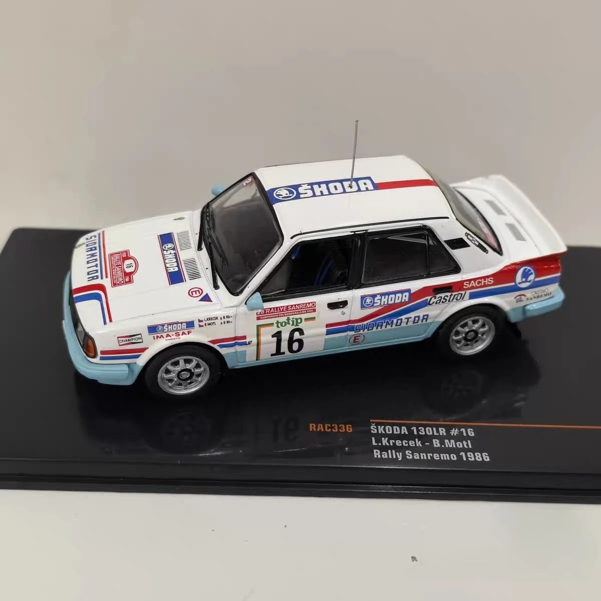 Diecast IXO Escala 1/43 SKODA 130LR # 16 1986 Skoda aleación coche modelo coleccionable juguete regalo recuerdo exhibición ornamento