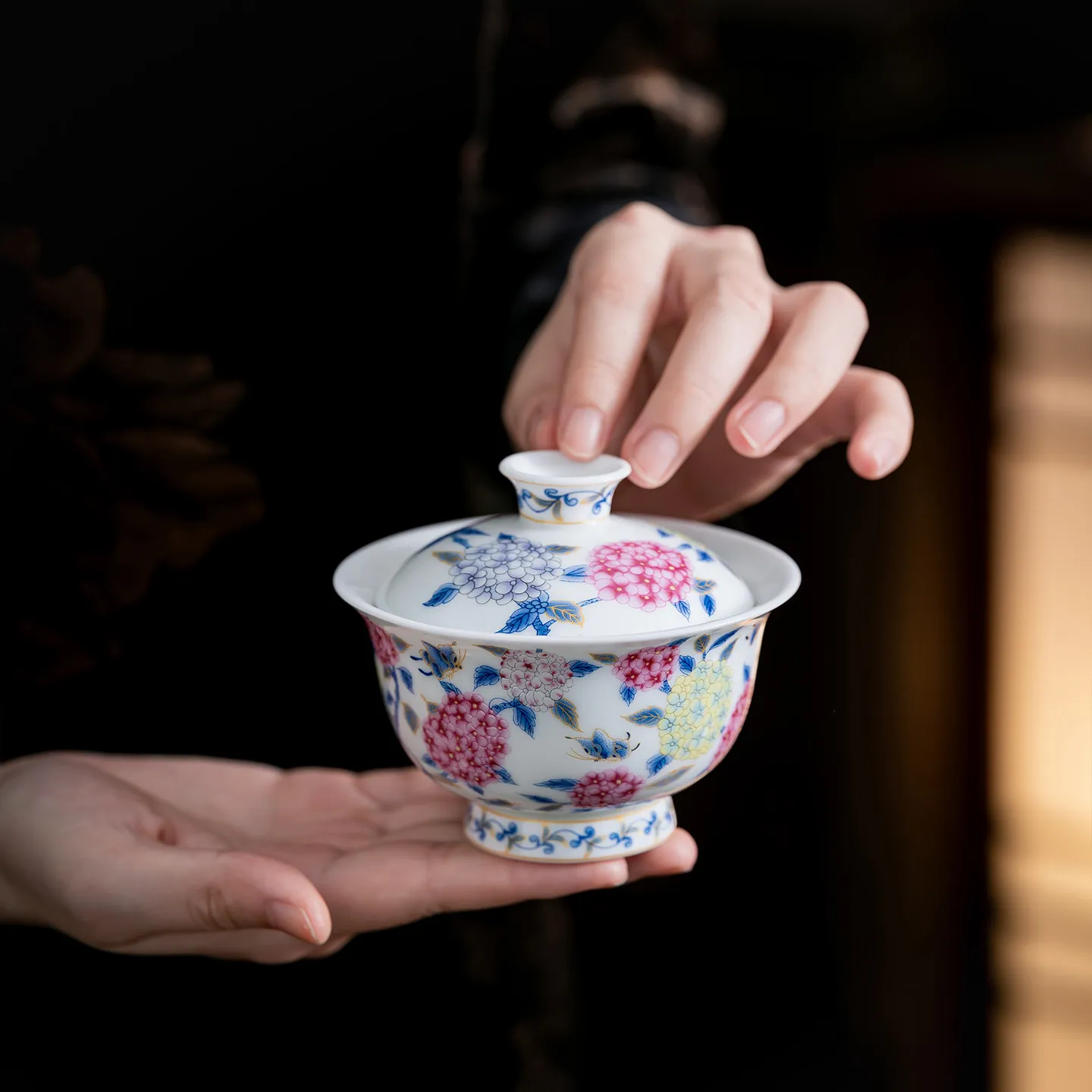 High-End Jingdezhen Enamel Color Hydrangea Horseshoe Two Tureen Porcelain Gaiwan Set New Chinese Tea Ware