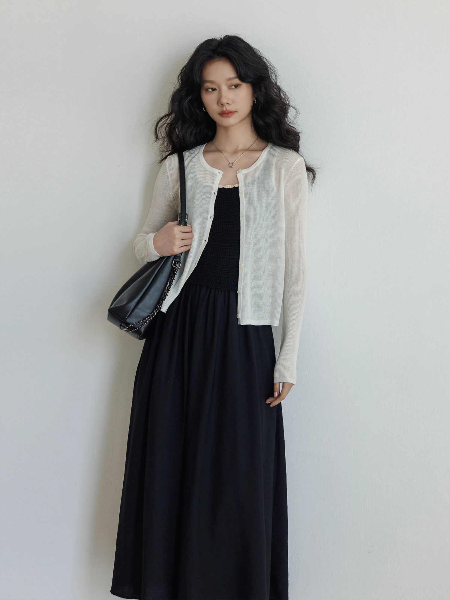 

Весенний вязаный кардиган с круглым вырезом и длинными рукавами для женщин: Нежная элегантность, новинка 2026 года, защита от солнца, модный и простой дизайн.