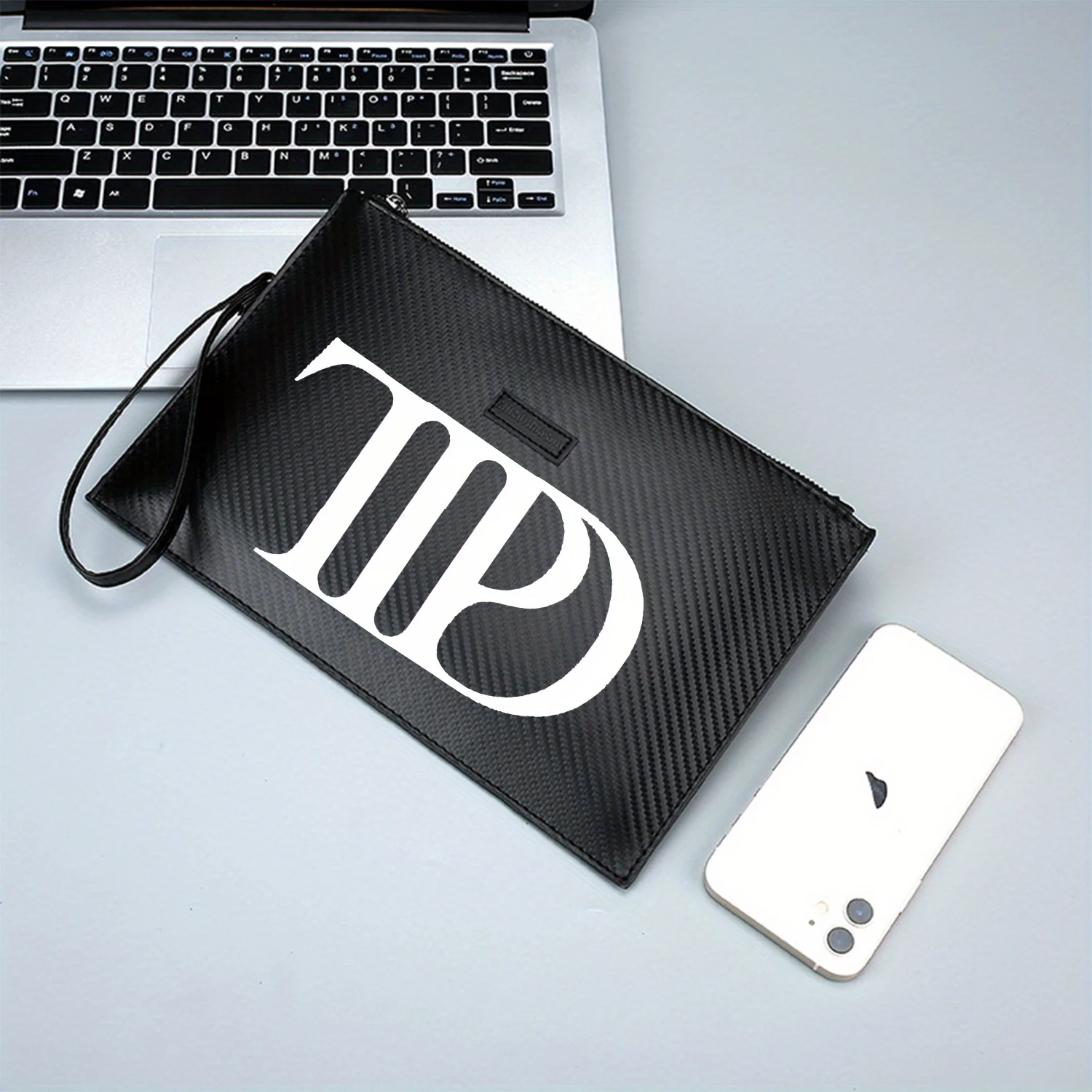 حقيبة يد رجالية من البولي يوريثان بتصميم فني كلاسيكي بأحرف فنية أنيقة ومطبوعة وعملية للحمل اليومي