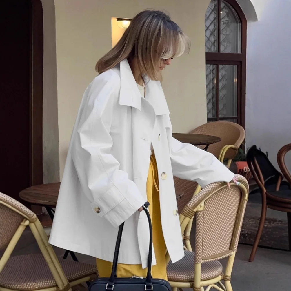 Retro old money style white trench coat for women in autumn 2025 elegant and fashionable long collared coat for women