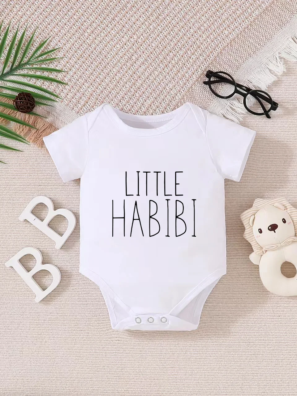 

Baby short-sleeved triangle bodysuit, fun letter print, button design, easy to care for, suitable for new parents.