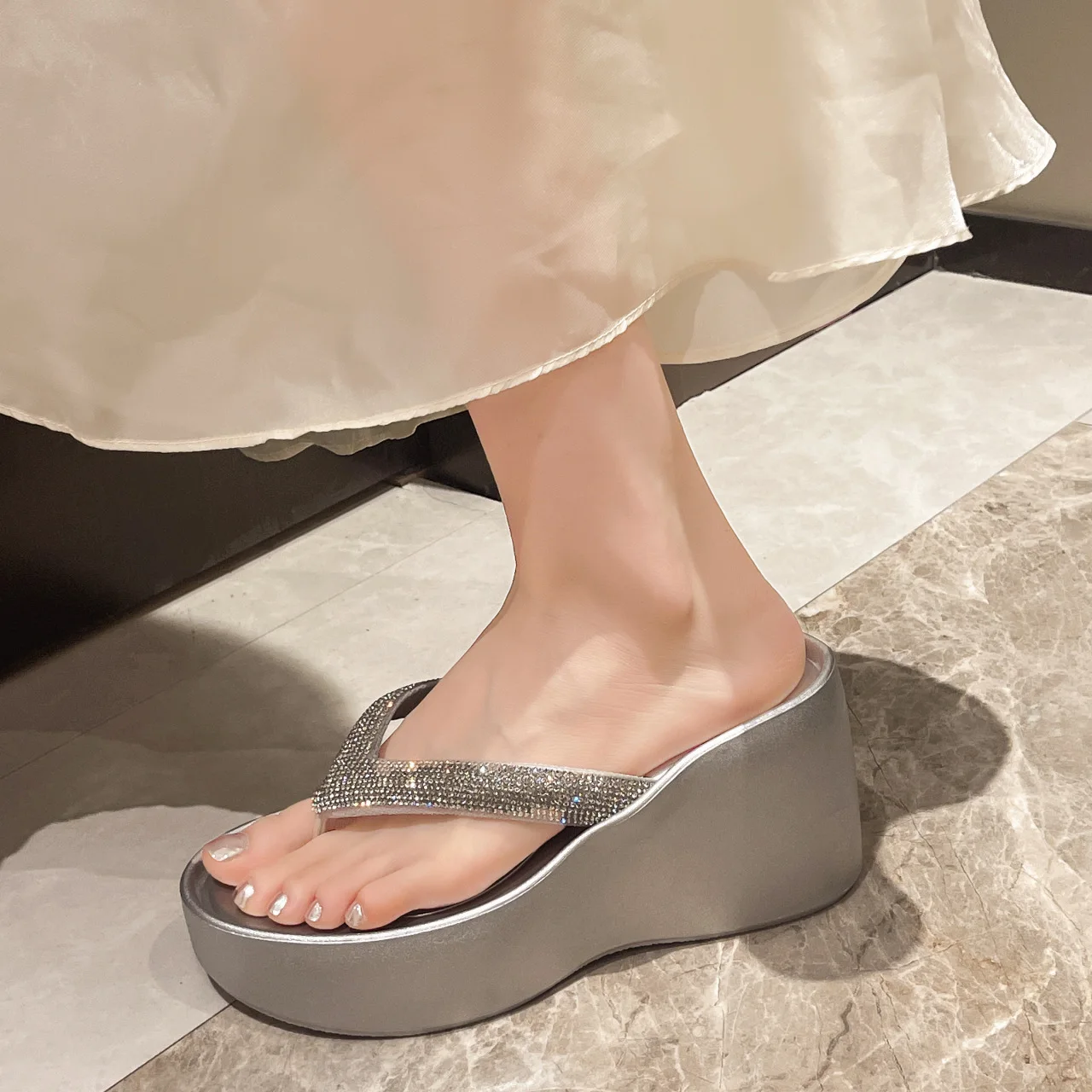 Thick soled raised herringbone slippers for women's outerwear, new 2024 summer high-end rhinestone slope heel beach sandals