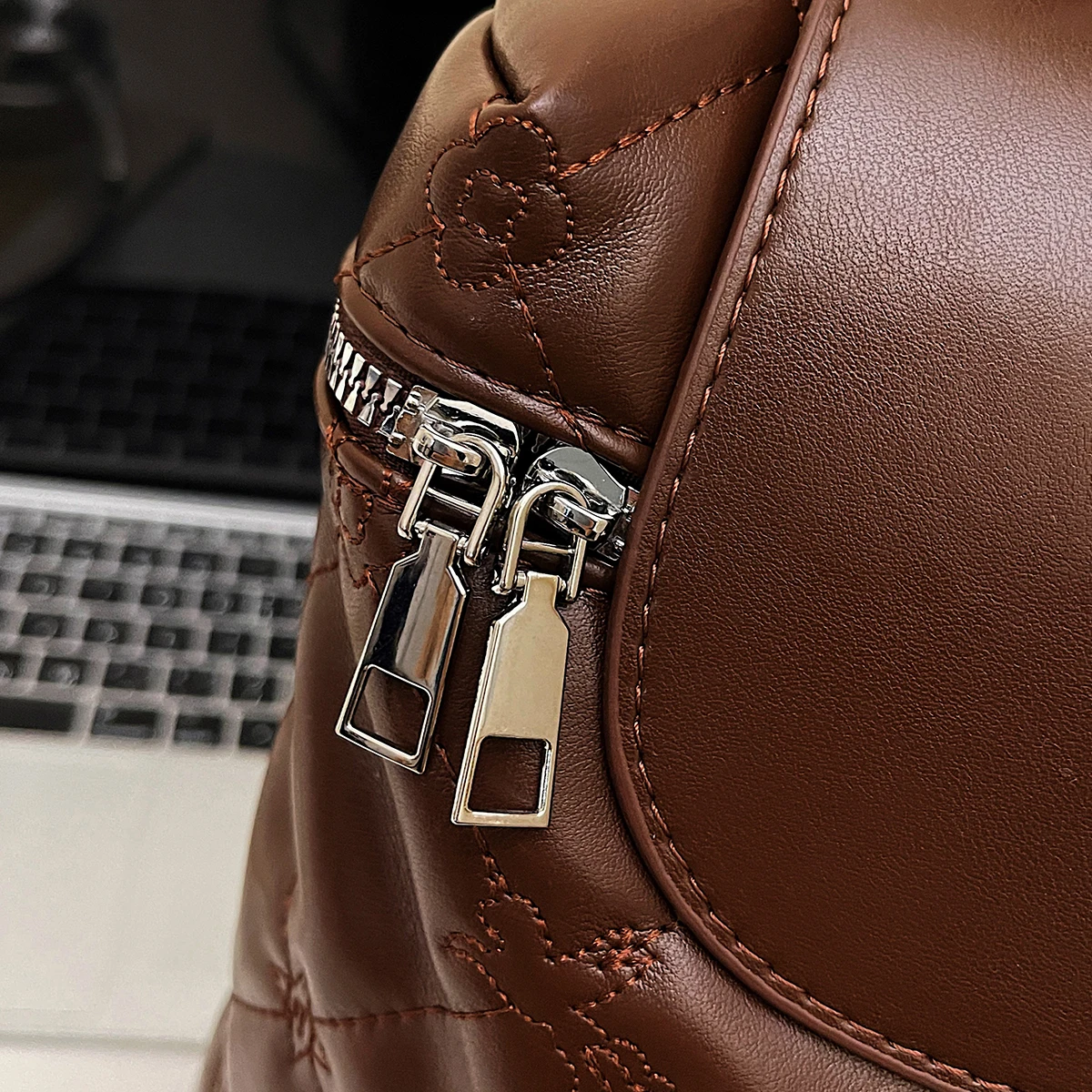 حقيبة ظهر نسائية كاجوال للركاب حقيبة كمبيوتر لوحي للنساء 2025 متعددة الاستخدامات من جلد البولي يوريثان بسعة كبيرة حقيبة ظهر للسفر للتسوق والمشي لمسافات طويلة والنزهات