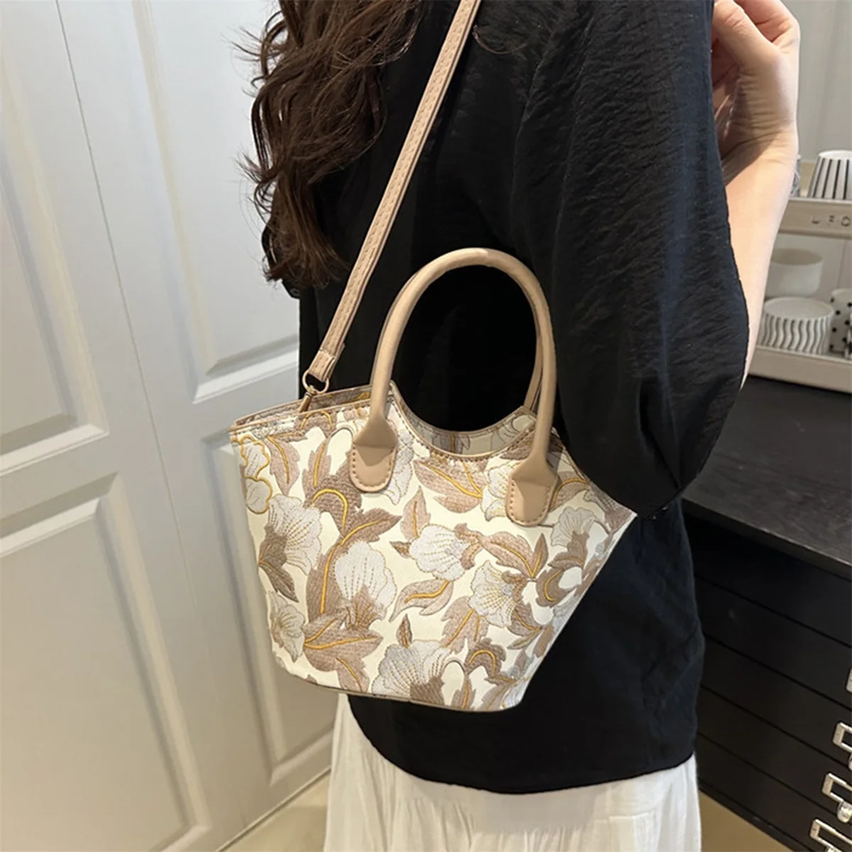 

Elegant Tote Bag with Detachable Strap Floral Design Purse with Zipper Closure and Crossbody Option for Women