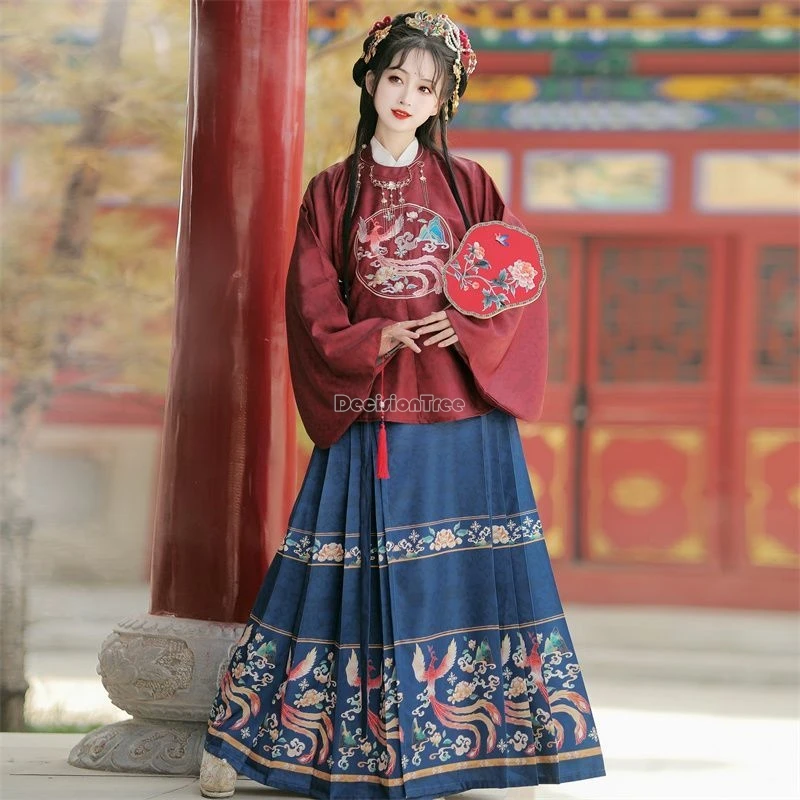 

Китайский национальный комплект ханьфу 2025 года в стиле династии Мин: вышитая рубашка с круглым воротником и широкими рукавами, длинная полуплиссированная юбка, 3 предмета.