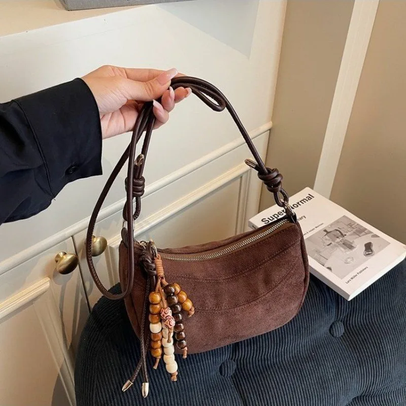 

Роскошная однотонная сумка-клатч в классическом дизайнерском стиле для вечерних мероприятий и шоу.