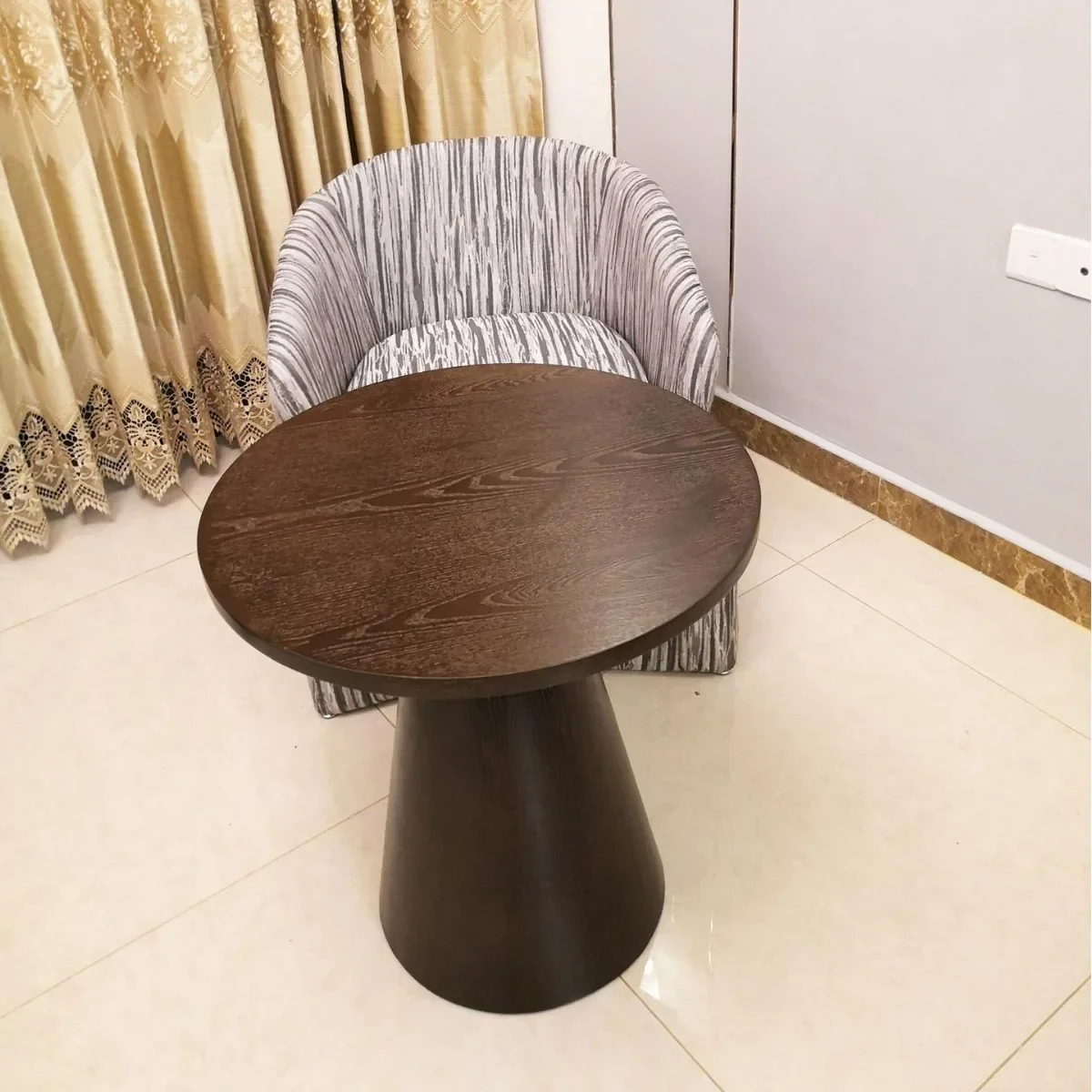 Meja bundar kecil, kayu solid modern, ruang tamu, sofa, meja samping, sederhana