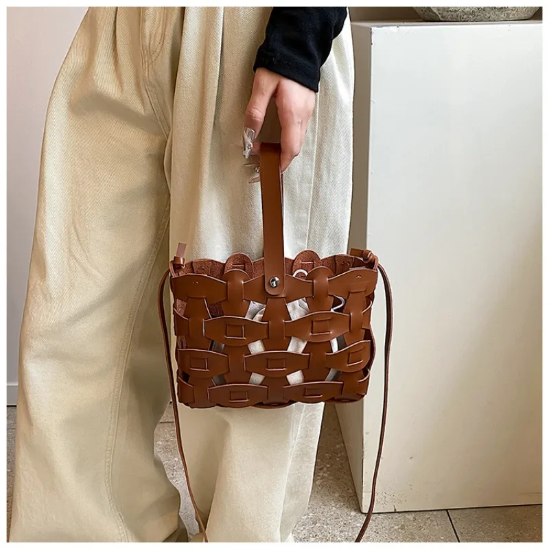 حقيبة مجوفة منسوجة يدويًا للسيدات لصيف 2025 بتصميم متخصص جديد نظام موري مائة مع حقائب دلو يدوية من الجلد الناعم #5