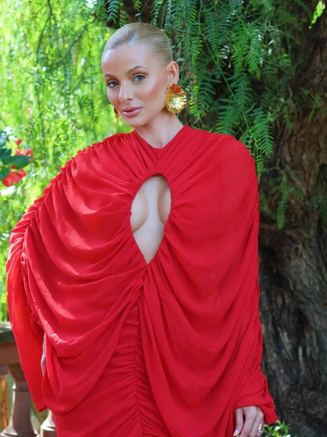 ファンシーレッドプリーツドレス新着カットアウトストレッチフルプリーツイブニングパーティードレススイングロングスリーブプロムガウン