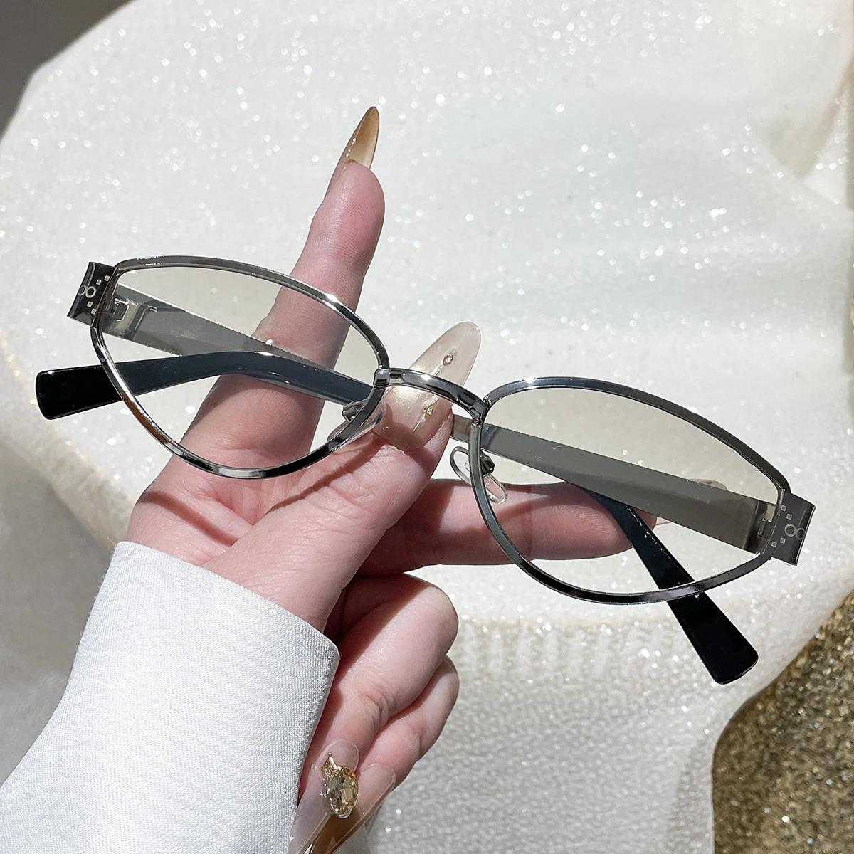 1 Stück Unisex-Sonnenbrille im Neuen Stil, Hochwertige Trendige Ovale Fassung, Retro Vielseitige Bedruckte Bügel, Einzigartiges Design für Tägliches Tragen und Reisen