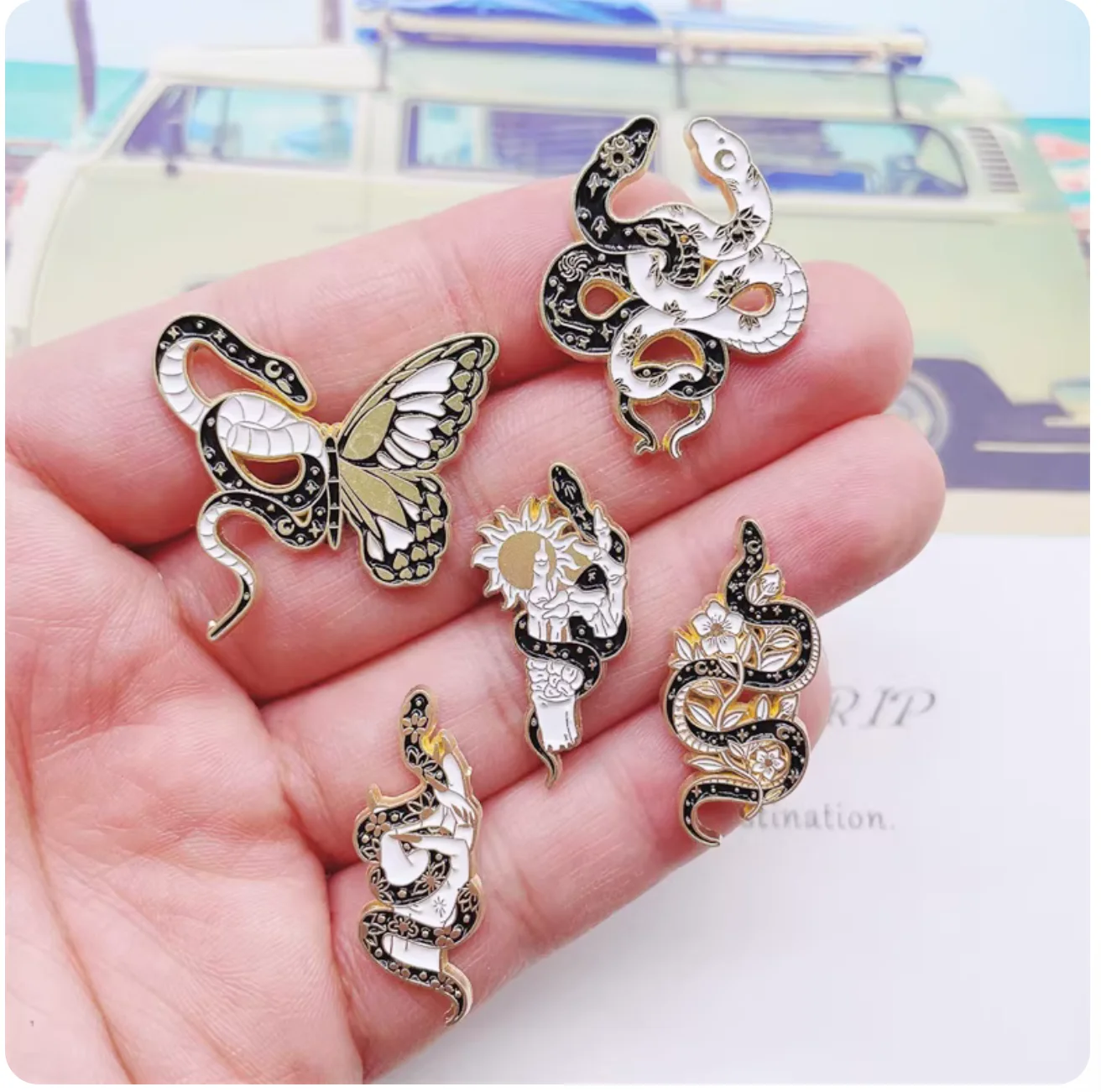 Creative animal golden snake brooch Sun Butterfly flower black and white snake alloy badge punk jewelry