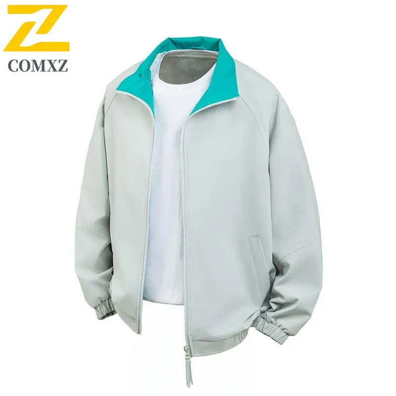 سترة رجالي COMXZ 2025 بتصميم أمريكي عتيق وياقة واقفة ملابس خروج عصرية للسفر معطف عالي الجودة مضاد للرياح ملابس خارجية خفيفة الوزن