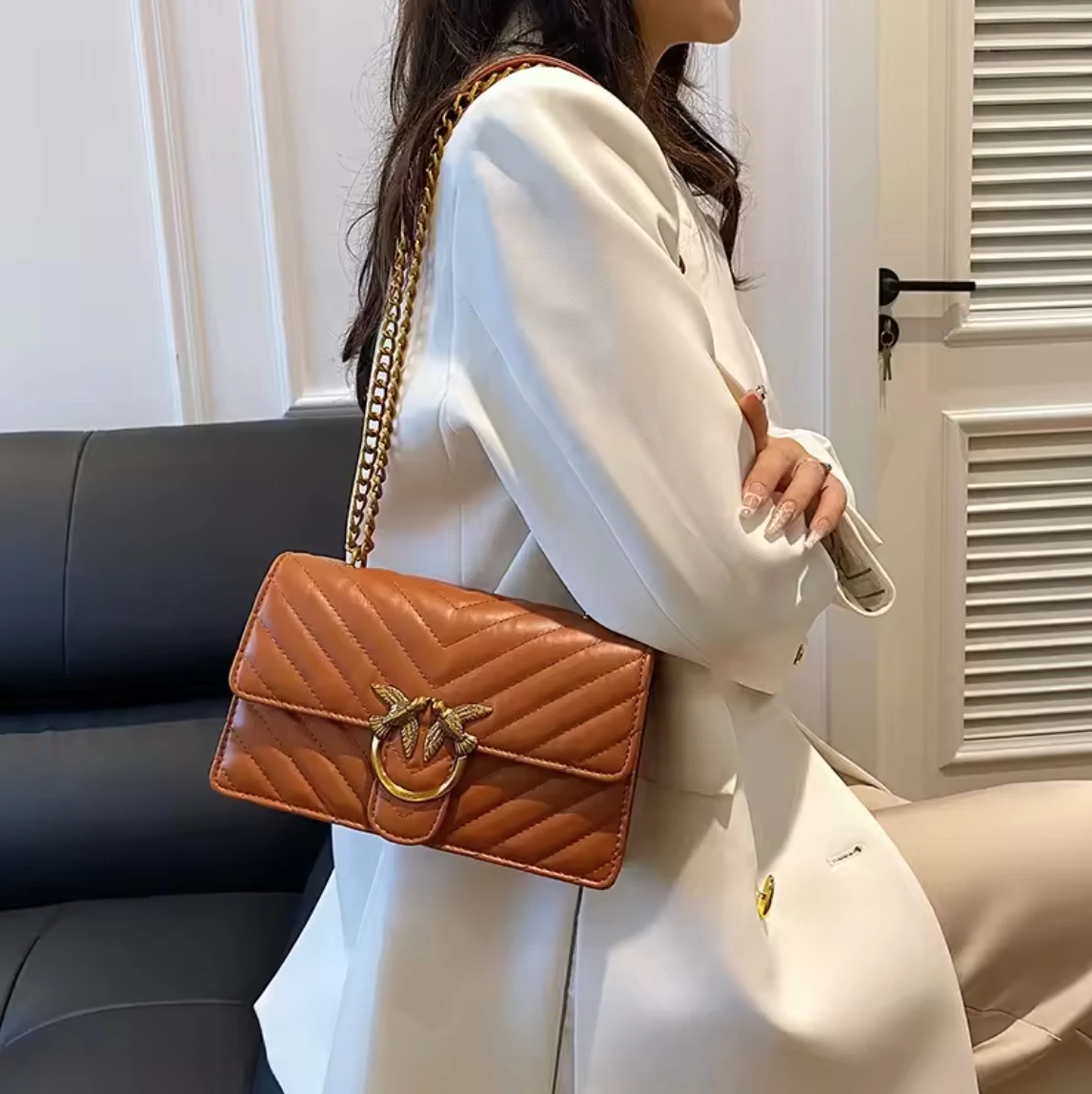 Chain Crossbody Quilted - กระเป๋าสะพายข้างหนังเทียมลายเชฟรอนสำหรับผู้หญิง พร้อมสายโซ่และหัวเข็มขัดโลหะรูปนกคู่สไตล์วินเทจ เหมาะสำหรับการใช้งานในชีวิตประจำวัน