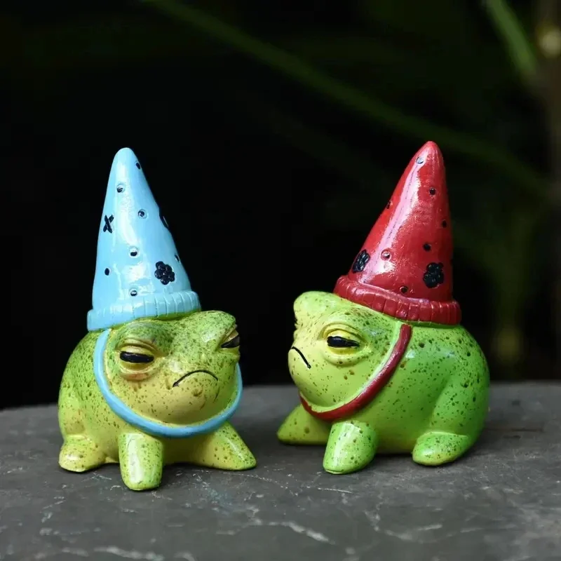 2Pcs Grumpy Frog Resin Figurine Hand Painted Cartoon Animal Statue with Party Hat Ornament for Garden Landscape Halloween Gift