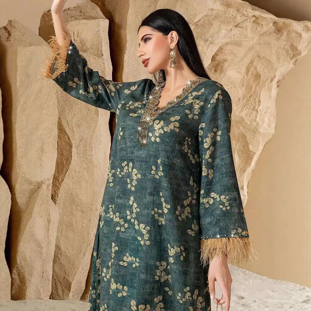 

Ba5074 Длинное платье с v-образным вырезом и принтом, манжетами из перьев и воротником со стразами, халат в стиле ленивого отпуска, роскошный исламский элегантный халат в Дубае