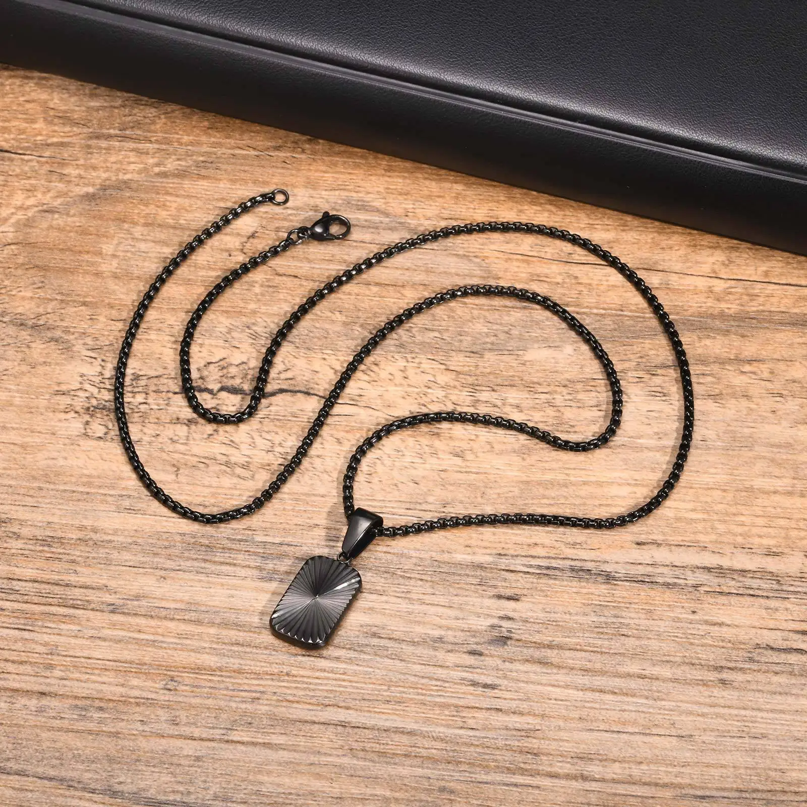 Hip-Hop Goldfarbene Edelstahl-Halskette Retro Herren Strukturierte Kleine Quadratische Platte Anhänger Halskette Mode-Schmuck Casual Accessoire – Detail 4