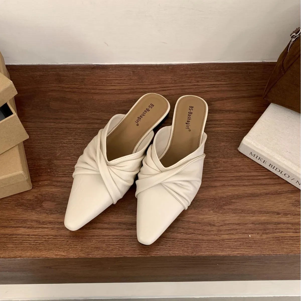 

Элегантные повседневные полутапочки, женские летние новые удобные сандалии без шнуровки с острым носком, модные крутые туфли на плоской подошве с бантом