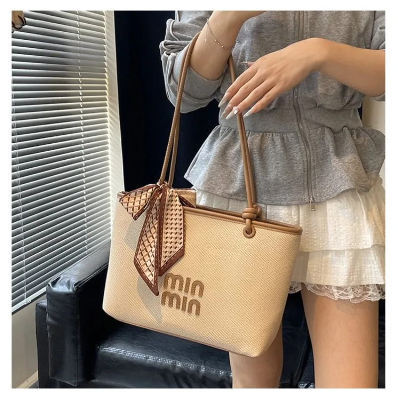 حقيبة يد احترافية للسيدات بتصميم مناسب لبيئة العمل وثقافة الشركات أنيقة