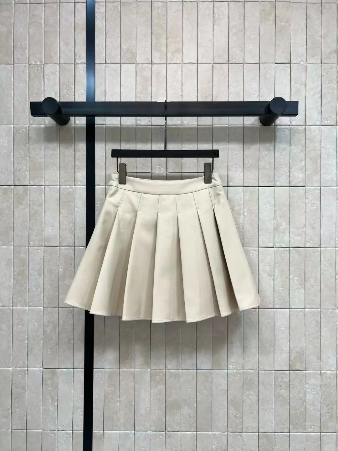 

High-waisted pleated short skirt for women. A-line side zipper college-style versatile fabric full-length pleated skirt.