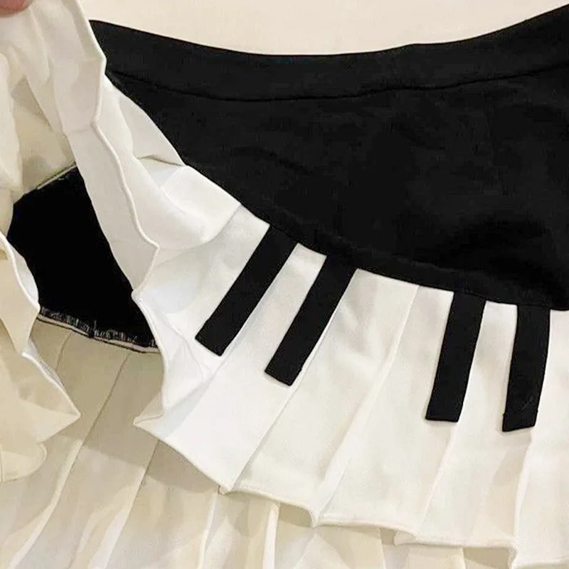 Frühlings-Kurzrock für Damen in Schwarz und Weiß mit Faltenrock im süßen und würzigen Stil und Taillenrock