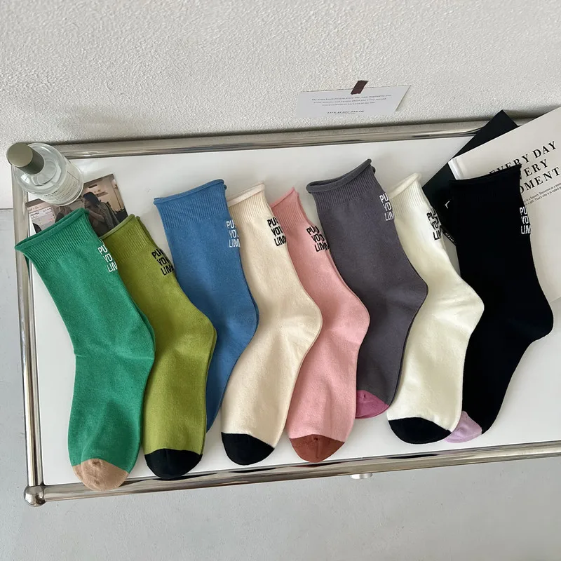 Frühling/Sommer bunte gerollte Saum Fersen buchstaben Stickerei Damen Mid-Tube Socken Trend Damen Socken reine Baumwolle süße Socken